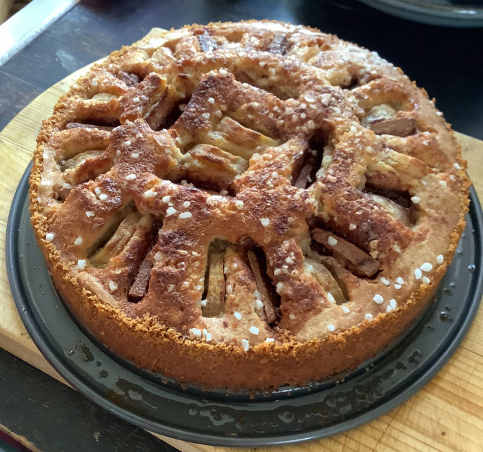 Hemlagad banan- och chokladkaka med pärlsocker och smörhyvlingar, gräddad i springform.