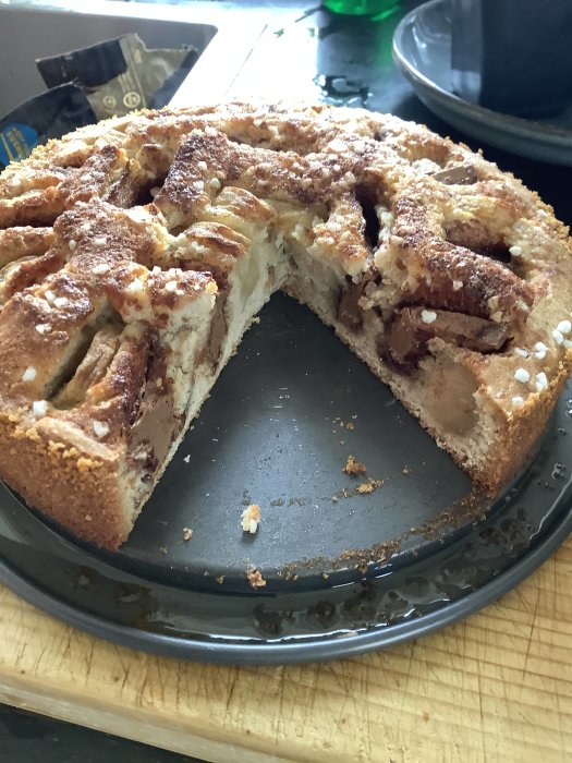 Hembakad banan- och chokladkaka med synliga bananskivor och chokladbitar, toppad med pärlsocker.