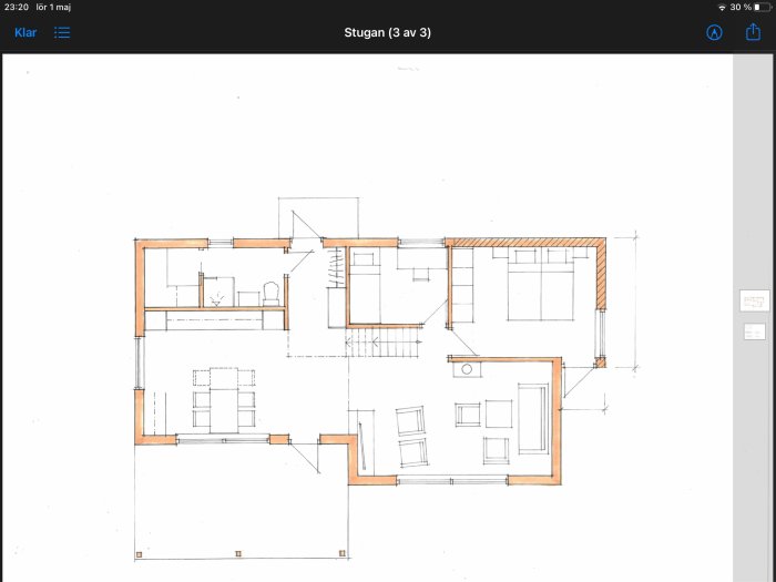 Ritning av ett fritidshus på 75 kvm med markerat loft, trappa, öppet kök och vardagsrum samt planerad altan.