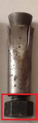 Sliten metallhylsa med intryckningar och märken, uppvisad i två perspektiv.