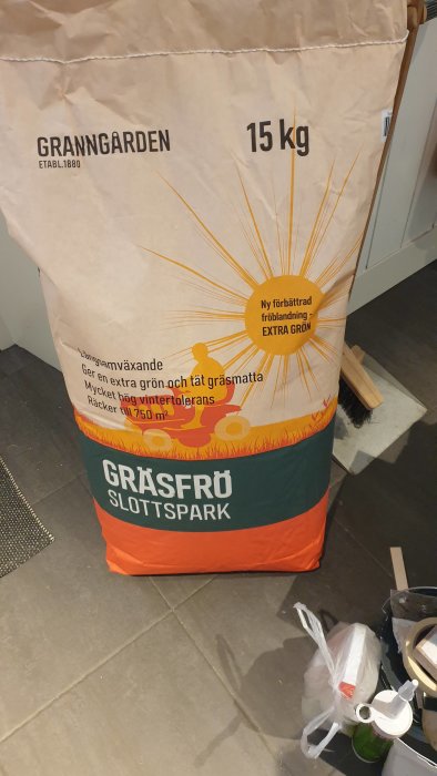 En påse gräsfrö från Granngården märkt 15 kg på ett köksgolv.