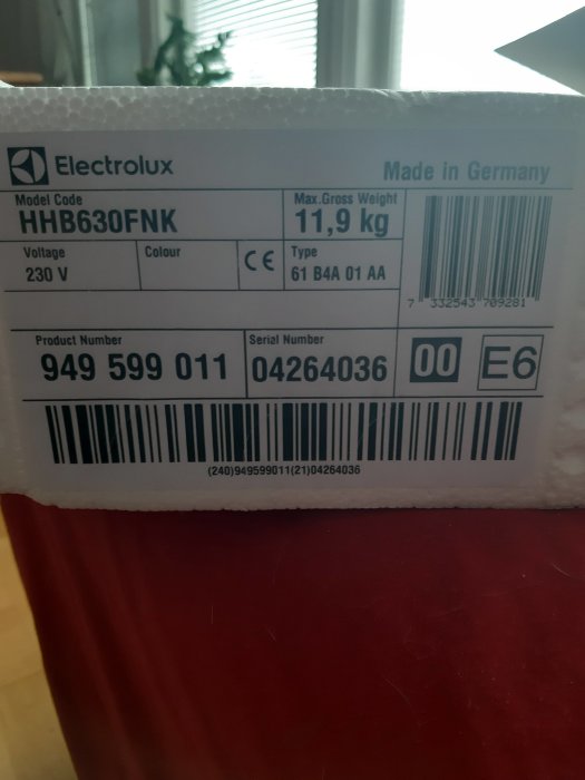Bild av en Electrolux produktskylt med modellkod, vikt, spänning, färg och serienummer.