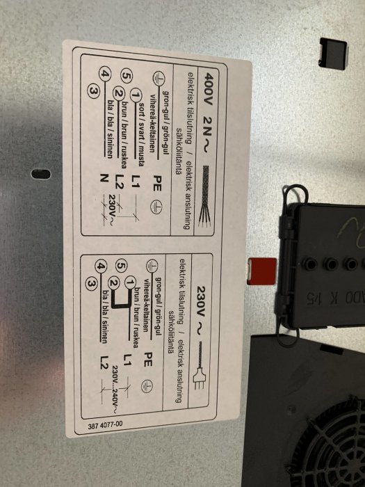 Elektrisk schemalapp för anslutning av häll med markeringar för 230V och 400V-anslutningar.