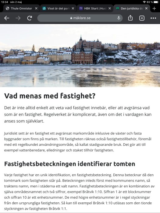 Vinterbild av Stockholms stadssilhuett med snötäckt mark och isbelagd vattenyta.