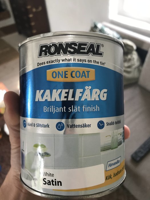 Burk med Ronseal kakelfärg i nyansen White Satin för enlagsmålning, hållbar och vattentät.