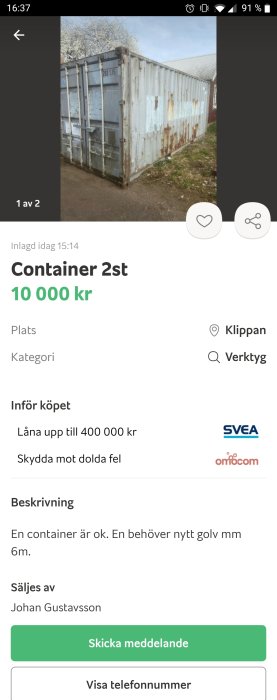 Gammal fraktcontainer i metall med rost och slitna ytor, står utomhus.