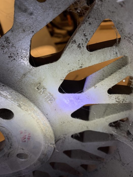 Närbild på ett smutsigt däck med synlig text "4x12" som kan vara däcksinformation.