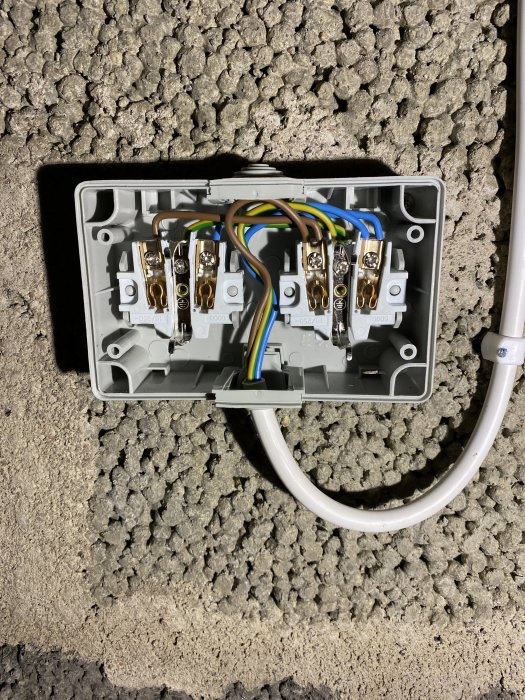 Elektrisk installation i vägguttag med EKK-kabel och bygling mellan uttagen.