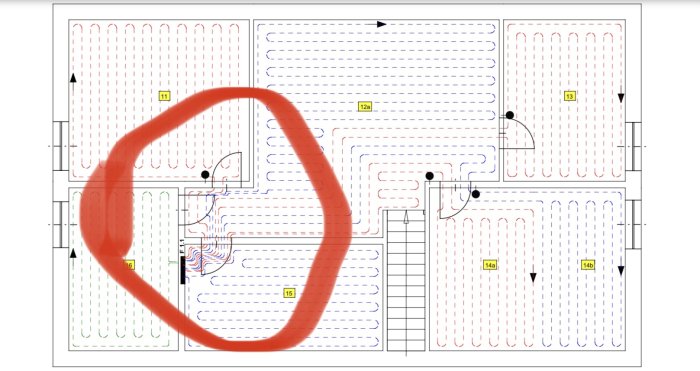 Ritning av vattenburen golvvärmeinstallation med markerat område för diskussion om slangunderlägg.