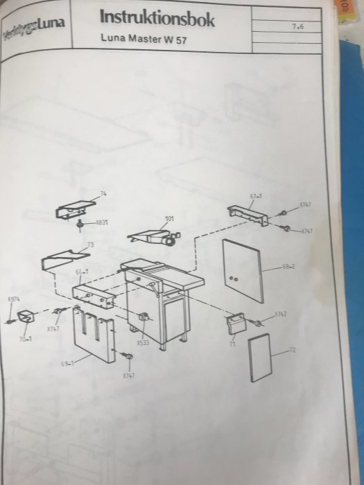 Sprängskiss ur instruktionsboken för Luna Master W 57, som visar olika delar och deras placering.