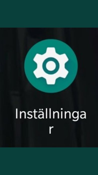En inställningsikon med kugghjul över texten "Inställningar" på mörk bakgrund.