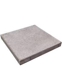 En stenplatta som kan användas vid bygge av tralldäck, liggande på en vit bakgrund.