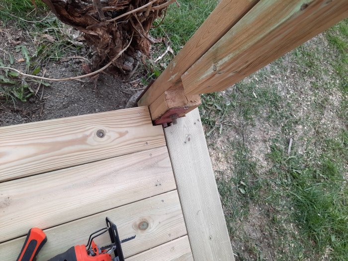 Nylagd trall bredvid träd, tät passform och utan spill, några skruvar och ett elverktyg syns.