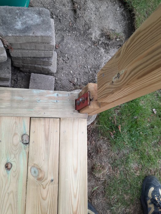 Nybyggd trädäcktrall med synliga fästdon och minimerat materialspill.