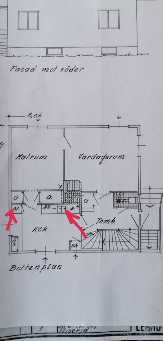 Husritning med röda markeringar på ifrågasatt vägg mellan kök och matrum.