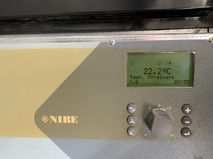 Kontrollpanel på en NIBE-enhet visar temperatur 22,2°C och tid 09:55, indikerar möjlig kompressorproblem.