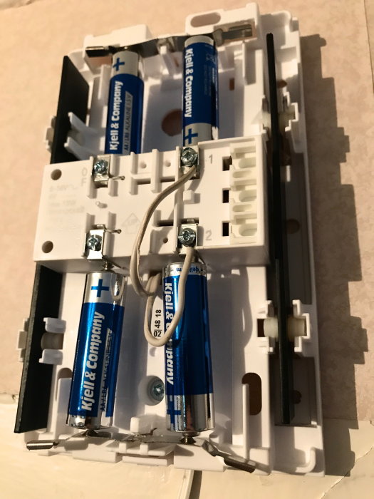 AA-batterier kilade i en enhet konstruerad för D-batterier, visar en DIY-lösning för strömförsörjning.