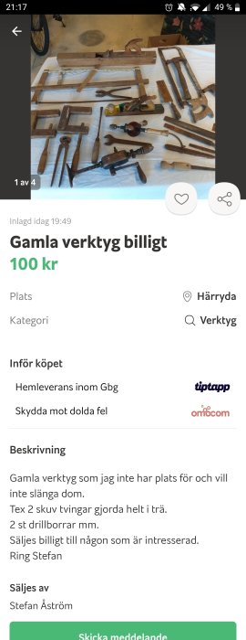 Samling gamla trä och metallverktyg på ett bord inklusive en färgad hyvel.