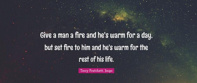 Stjärnhimmel med citat av Terry Pratchett från boken 'Jingo': "Give a man a fire and he's warm for a day, but set fire to him and he's warm for the rest of his life.