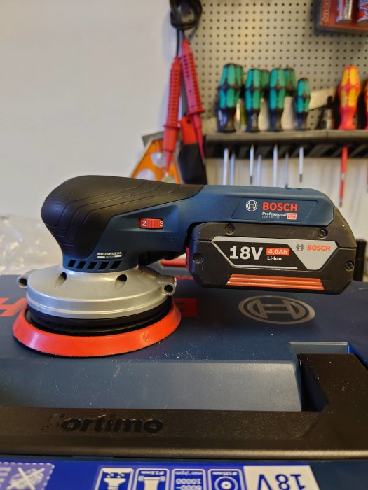 Bosch GEX 18V-125 excenterslip med ProCore 4.0Ah batteri och dammsugaradapter.