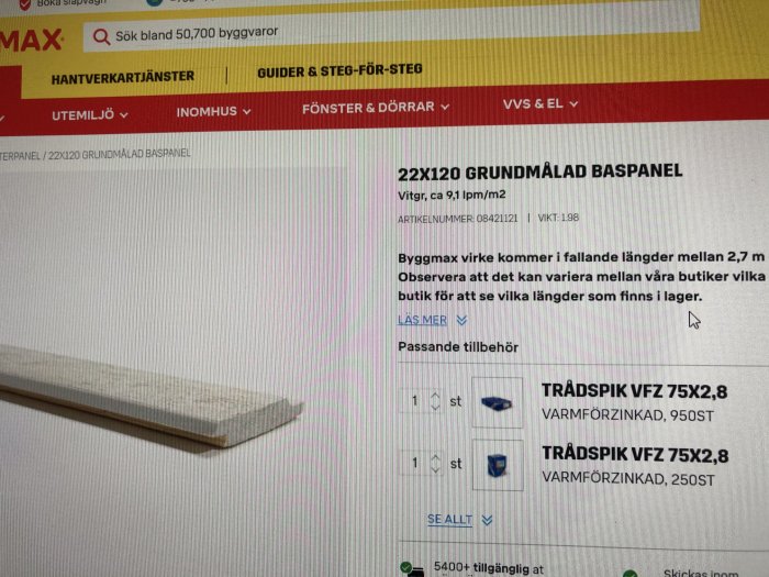 Skärmklipp av grundmålad byggpanel 22x120 från Byggmax webbsida med produktinformation och tillbehör.