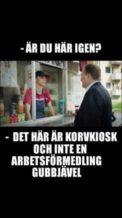 Dialog vid korvkiosk där en person bakom disken påminner en kund om att det är en korvkiosk och inte en arbetsförmedling.