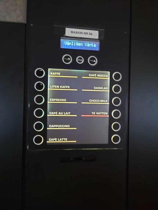 Display på kaffemaskin som erbjuder val mellan flera kaffesorter och varma drycker.