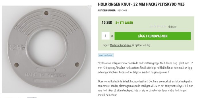 Grå plastholkring märkt "32MM" och "MADE IN SWEDEN" för att skydda fågelholkar mot hackspettar.