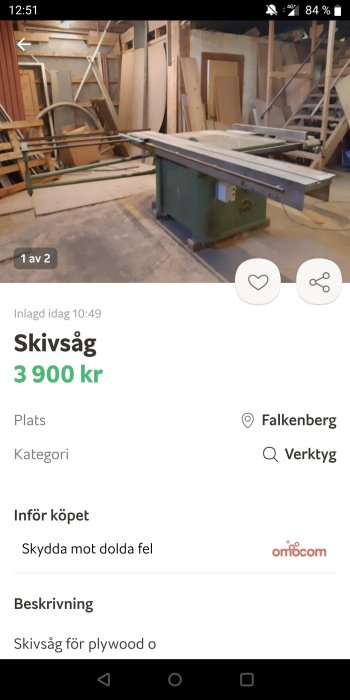 Begagnad skivsåg i ett verkstadsrum med träskivor och byggmaterial i bakgrunden.