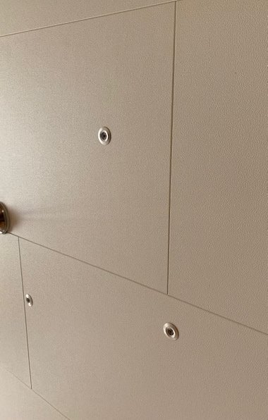 Mindre takspottar inbyggda i ett beige tak.