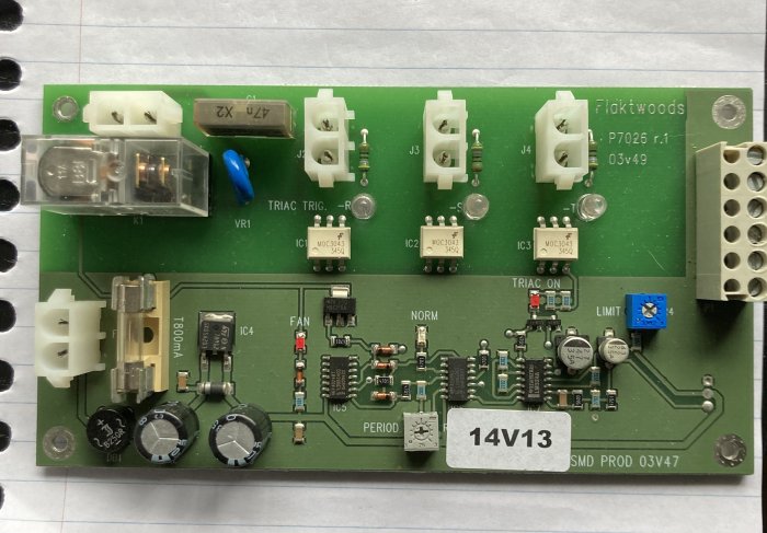 Elektroniskt kretskort från Fläktwoods ventilationssystem, märkt med modellnummer P7026 r.1.