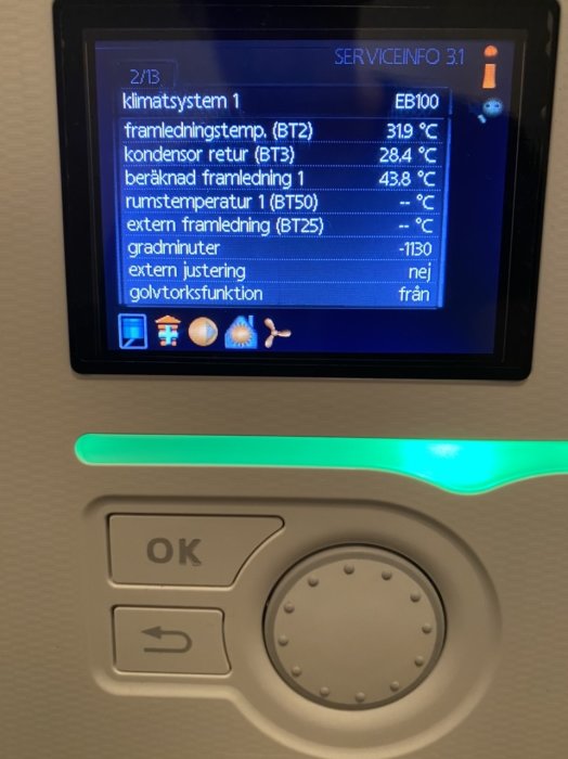 Displaypanel till en Nibe F730 värmepump som visar aktuell serviceinformation.