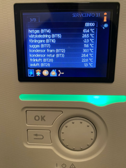 Skärmdisplay på en Nibe F730 värmepump visar serviceinformation med temperaturvärden för olika komponenter och systemstatus.