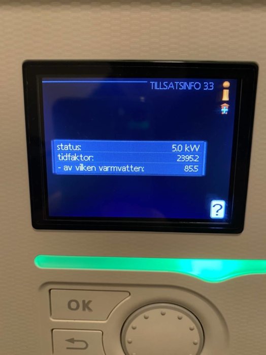 Display av värmepump med statusinformation visande 5.0 kW och tidfaktor 23952.