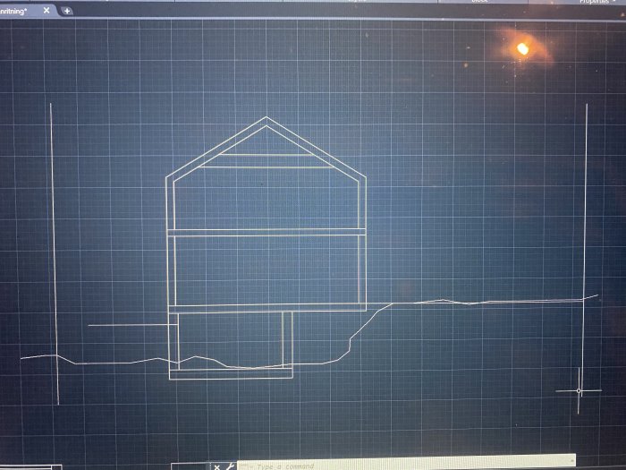 Digital ritning av en byggnadsfasad med fönsterplanering på en datorskärm.