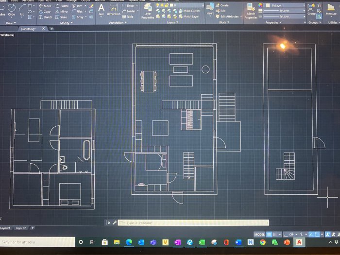 CAD-ritningar av en husplan med markerade fönster, ej slutlig design för fönstersättning.