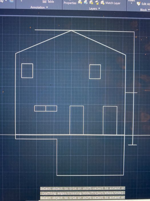Dataskärmbild av en fastighetsritning som visar planlösningen och fönsterplacering.