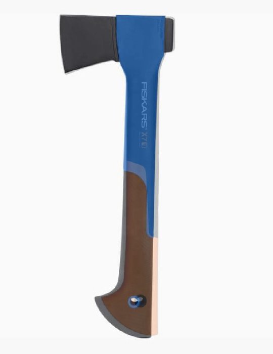 Yxa från Fiskars med blått och svart yxhuvud samt brunt skaft, möjligen anpassad för att passa Biltema.