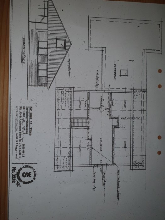 Arkitektritning på en byggnads bottenplan med tillagd skiss av en trappa.