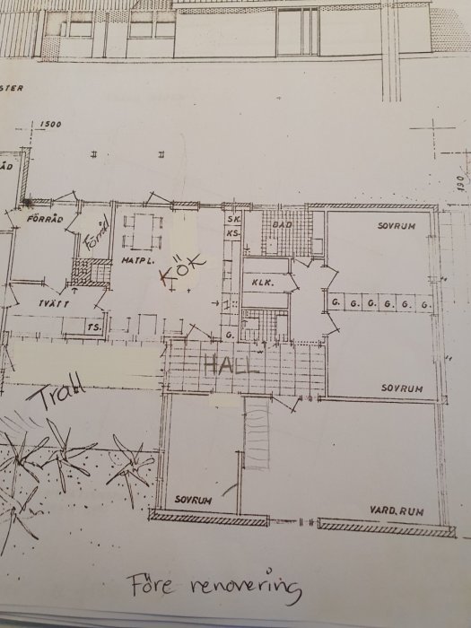 Skiss av bottenplansplanlösning med handskriven text och markering för trapp, fråga om att bygga takkupa.