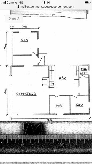 Planritning av enplanshus med etiketterade sovrum, storstuga, kök och toalett.