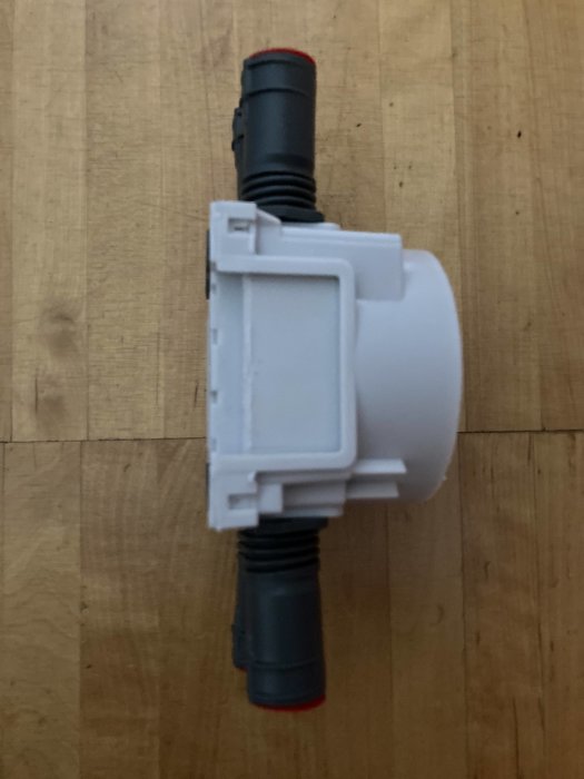 El-installationsdosa med b-rör anslutet, fråga om hur man öppnar sidan för anslutning av ytterligare dosa.