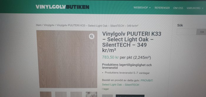 Webbsida som visar vinylgolv i ljus ek med prisinformation och beställningsalternativ från vinylgolvbutiken.se