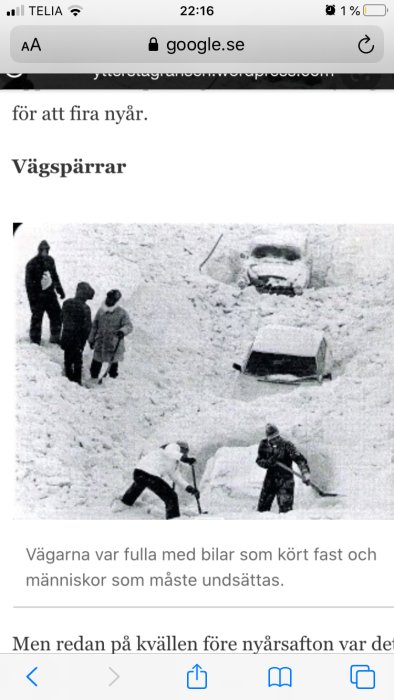 Personer och bilar insnöade under en kraftig snöstorm, påminnande om vintern -79.