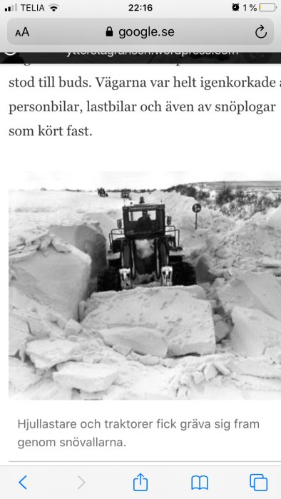 Snöplog som gräver sig genom djupa snövallar, liknande vintern 1979.