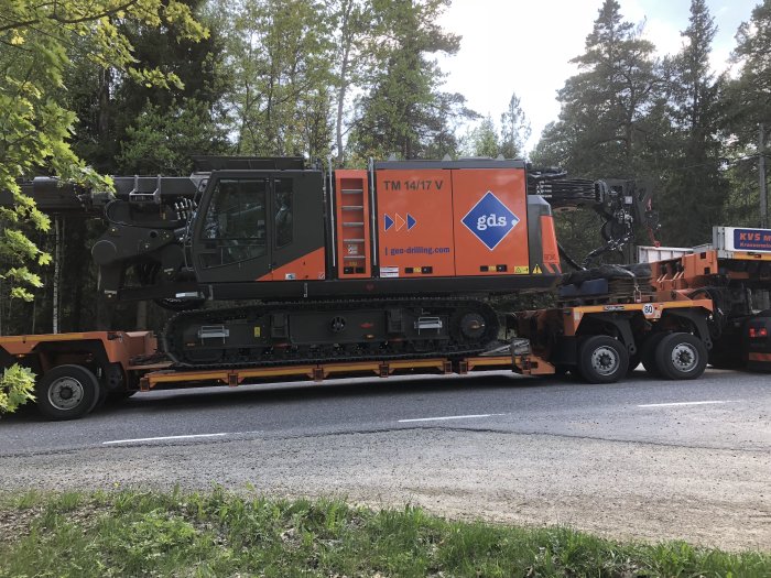 En 63 ton tung pålkran på en långtrailer vid sidan av en väg.