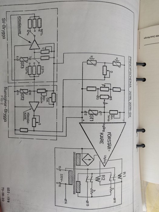 Schematisk bild av ett VVS-system med märkta komponenter som trevägsventiler och vattenbatteri, ur en teknisk manual.