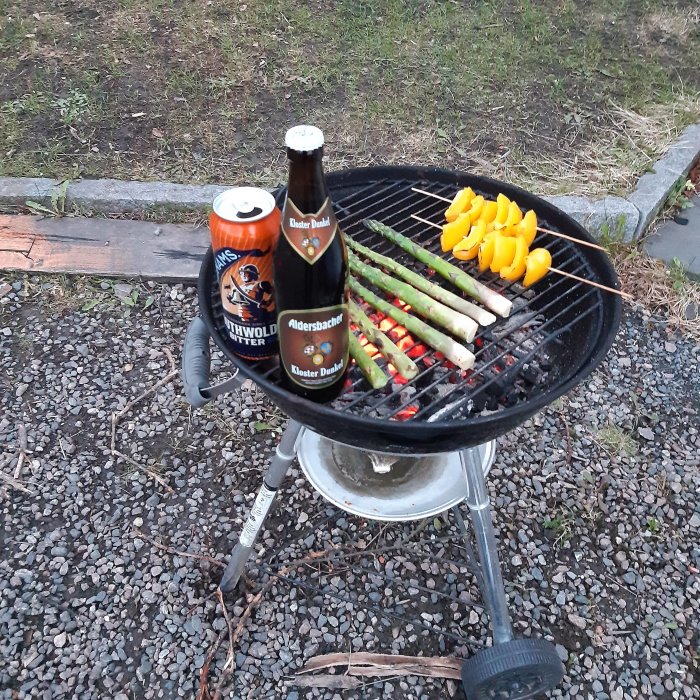 Grill med paprika och sparris samt två ölflaskor, en brittisk bitter och en tysk dunkel, på sidan.