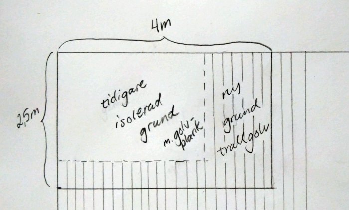 Handritad skiss av plan för ny friggebod som visar tidigare och ny grund samt mått.