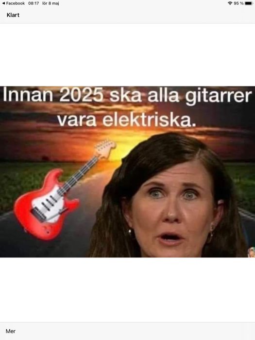 Text "Innan 2025 ska alla gitarrer vara elektriska" ovanför en kvinna, med en röd elgitarr som ser ut att sväva vid hennes axel.